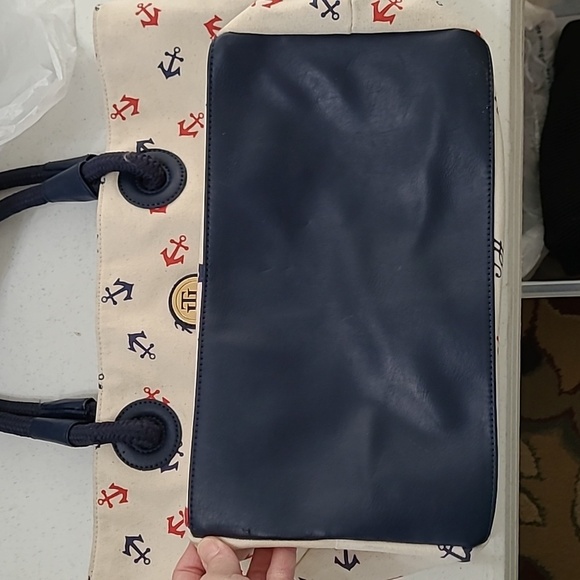 Tommy Hilfiger Cream Tote with Navy & Red Anchor Details - Picture 4 of 16